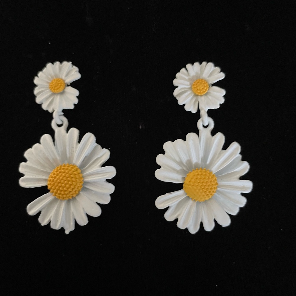 BNWT fashion daisy dangle earrings